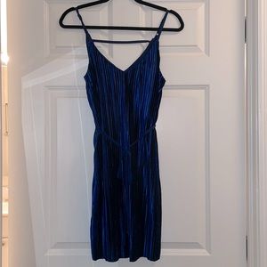 NWT Francesca’s blue pleated velvet shift dress